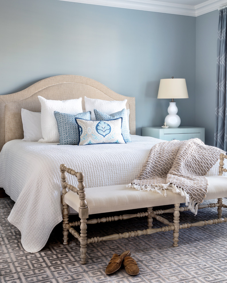 Immagine di una camera da letto stile marino con pareti blu e nessun camino
