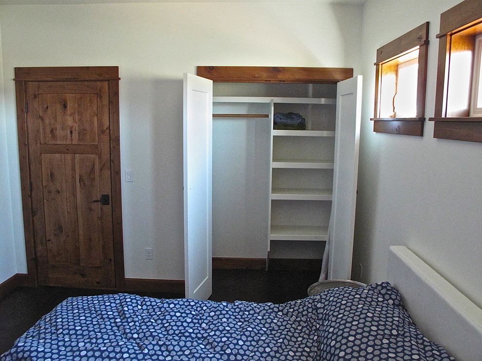 Foto de habitación de invitados de estilo americano de tamaño medio sin chimenea con paredes blancas y suelo de madera oscura