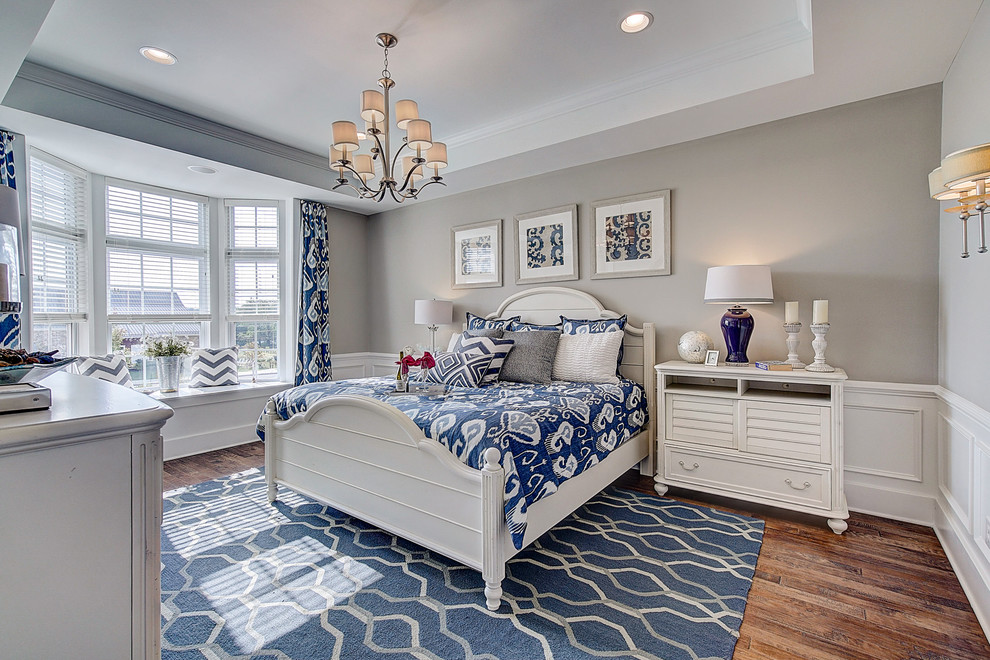 Mittelgroßes Klassisches Schlafzimmer mit beiger Wandfarbe, braunem Holzboden, braunem Boden, Kassettendecke und vertäfelten Wänden in Philadelphia