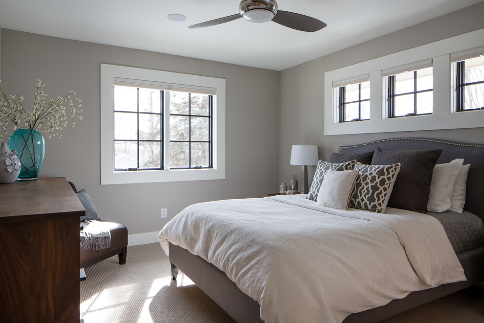 ミネアポリスにあるトランジショナルスタイルのおしゃれな寝室 (グレーの壁、カーペット敷き、ベージュの床、グレーとブラウン)