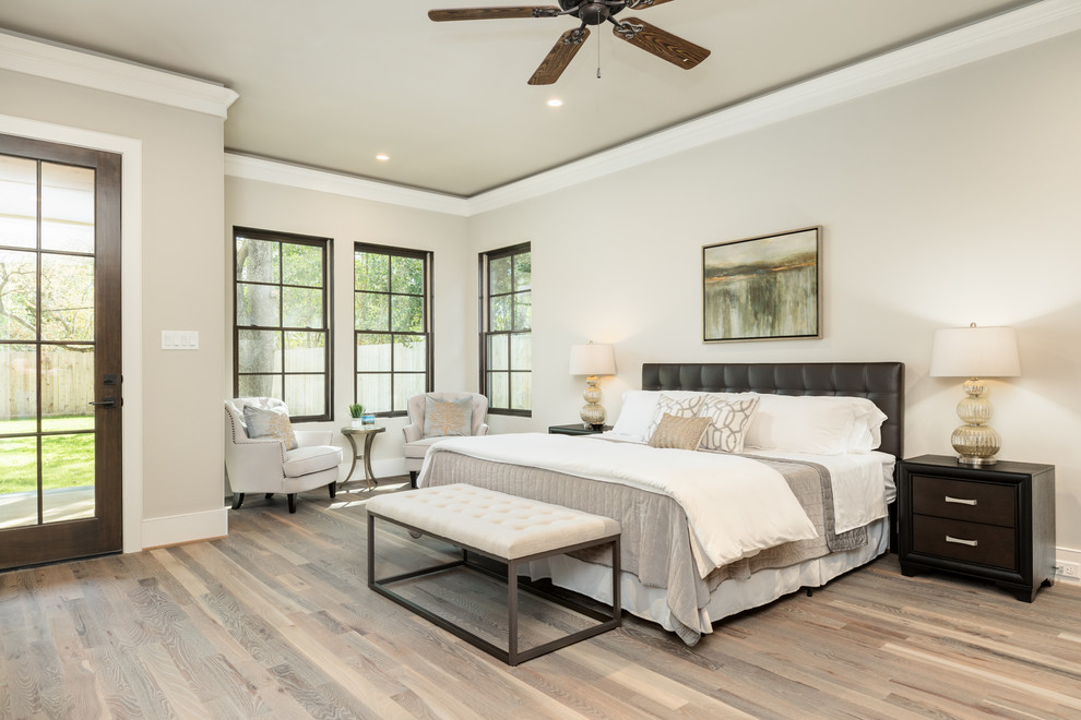 Foto de dormitorio principal clásico renovado con suelo de madera clara