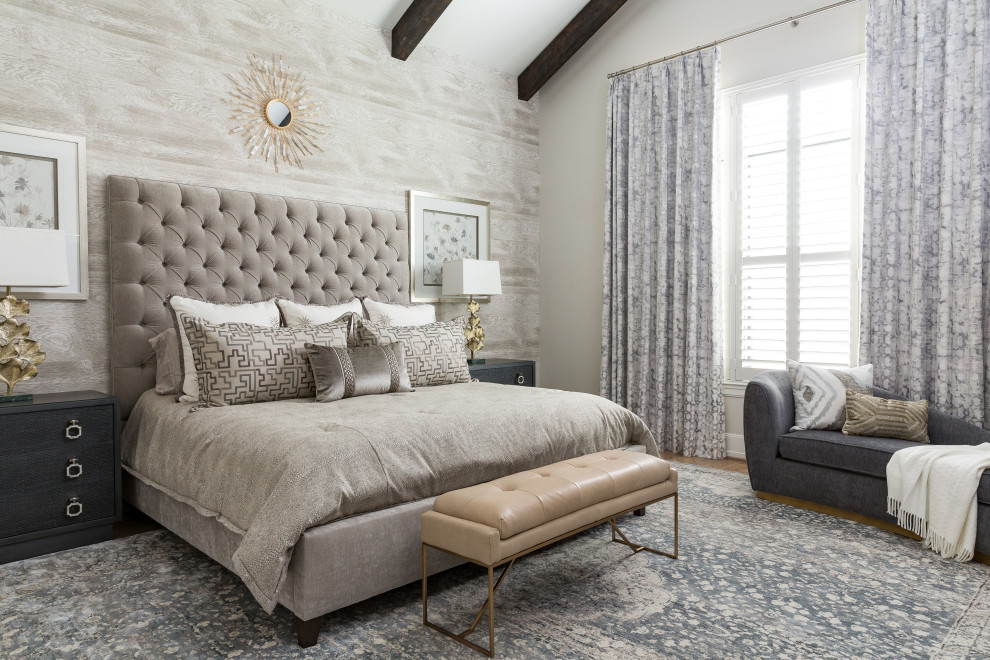 Idée de décoration pour une grande chambre parentale tradition avec un mur gris, un sol beige et du papier peint.