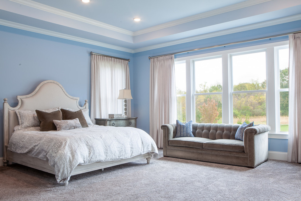 Стильный дизайн: огромная хозяйская спальня в стиле неоклассика (современная классика) с синими стенами, ковровым покрытием и разноцветным полом - последний тренд