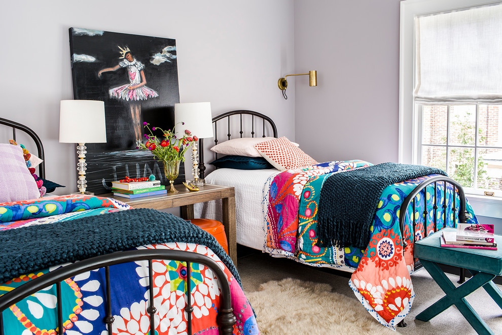 Imagen de dormitorio clásico renovado con paredes púrpuras y suelo beige