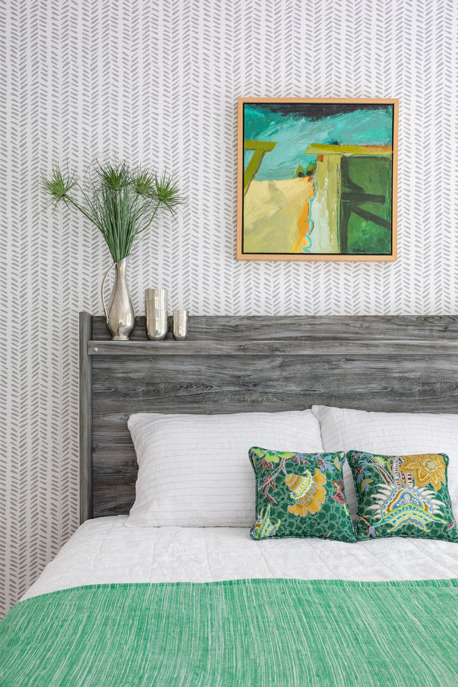Imagen de dormitorio campestre con paredes multicolor