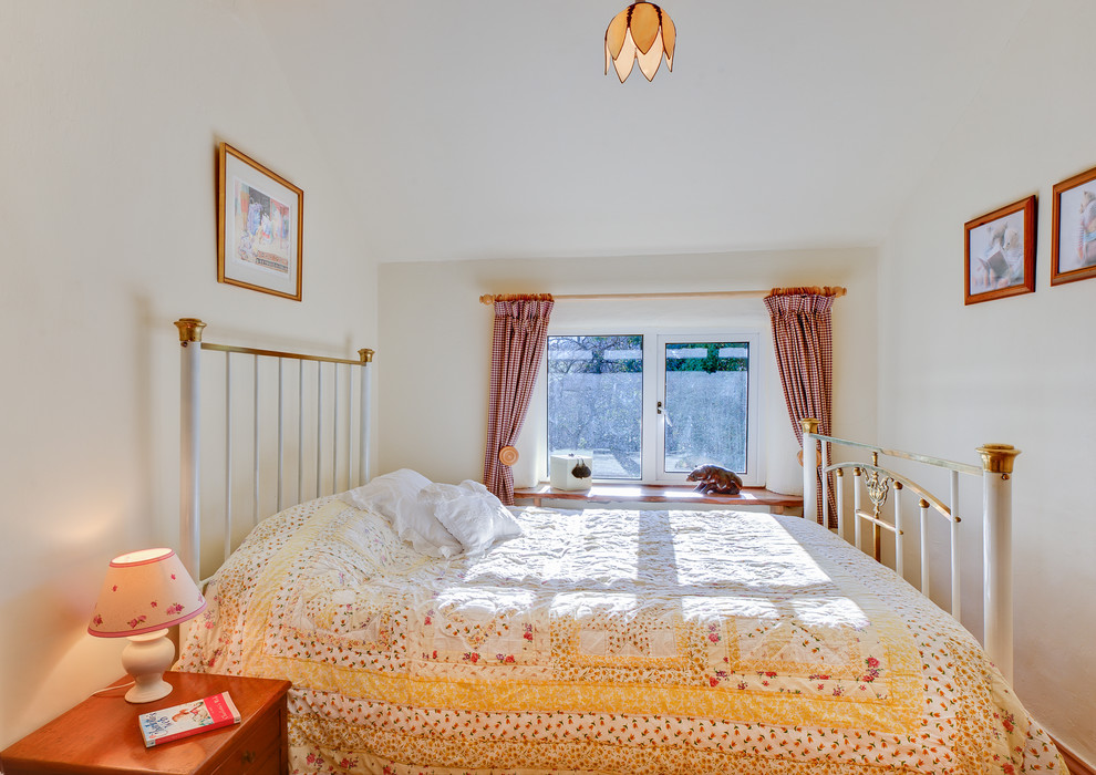 Стильный дизайн: маленькая гостевая спальня (комната для гостей) в стиле кантри с светлым паркетным полом для на участке и в саду - последний тренд