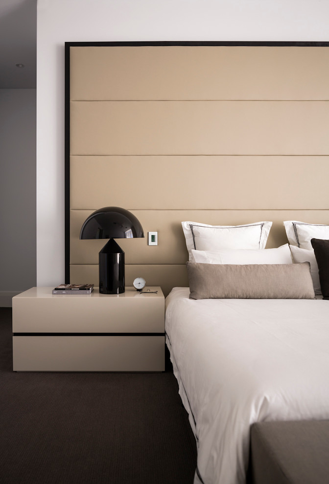 Modernes Schlafzimmer mit weißer Wandfarbe und Teppichboden in Adelaide