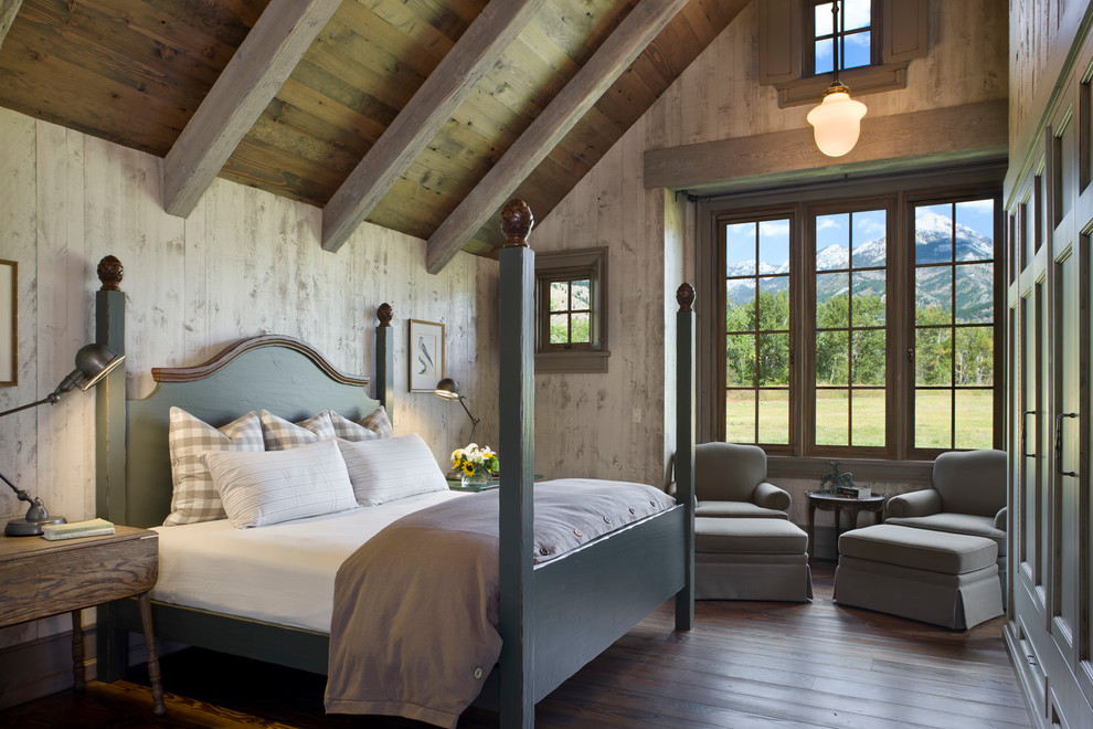 Country Schlafzimmer mit braunem Holzboden in Sonstige