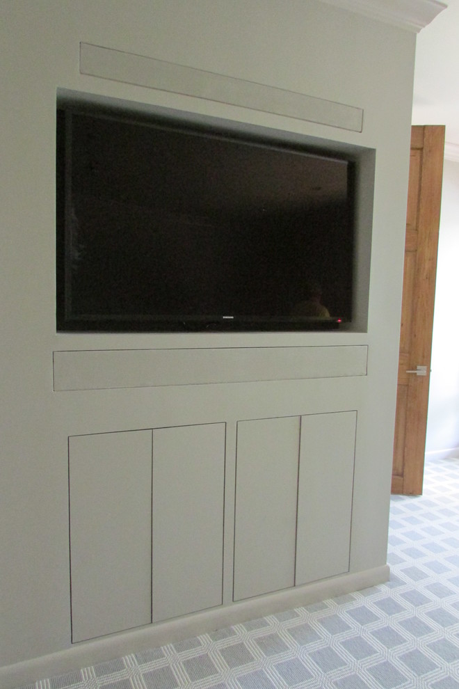 Foto de dormitorio principal minimalista de tamaño medio sin chimenea con paredes grises y moqueta