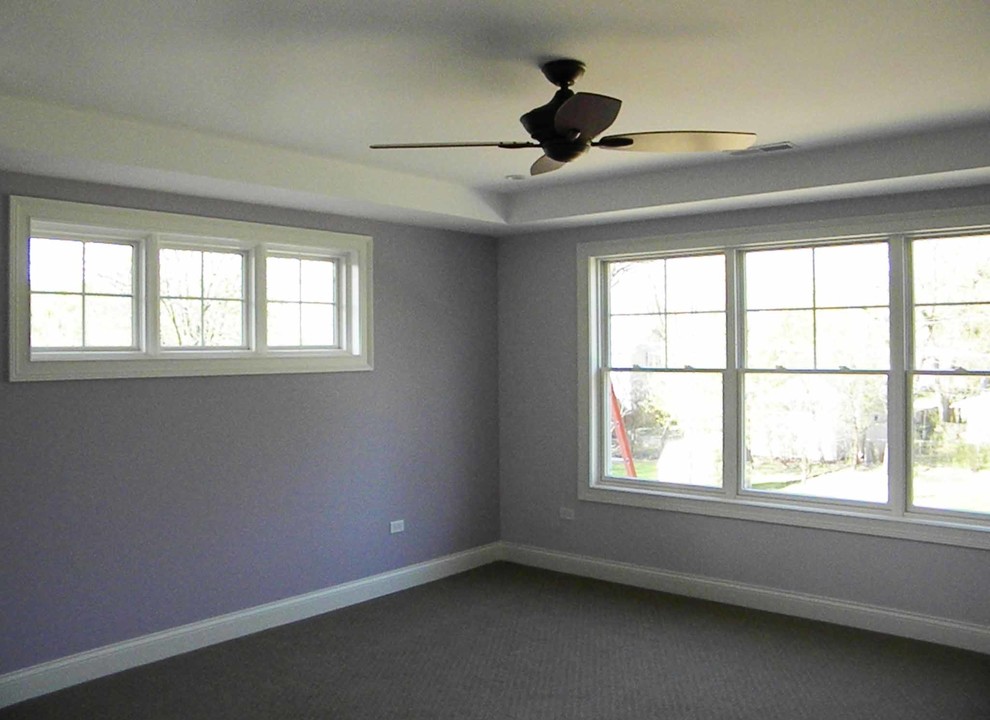 Diseño de habitación de invitados blanca y gris y blanca de estilo americano de tamaño medio sin chimenea con moqueta, suelo gris, paredes púrpuras, bandeja y papel pintado