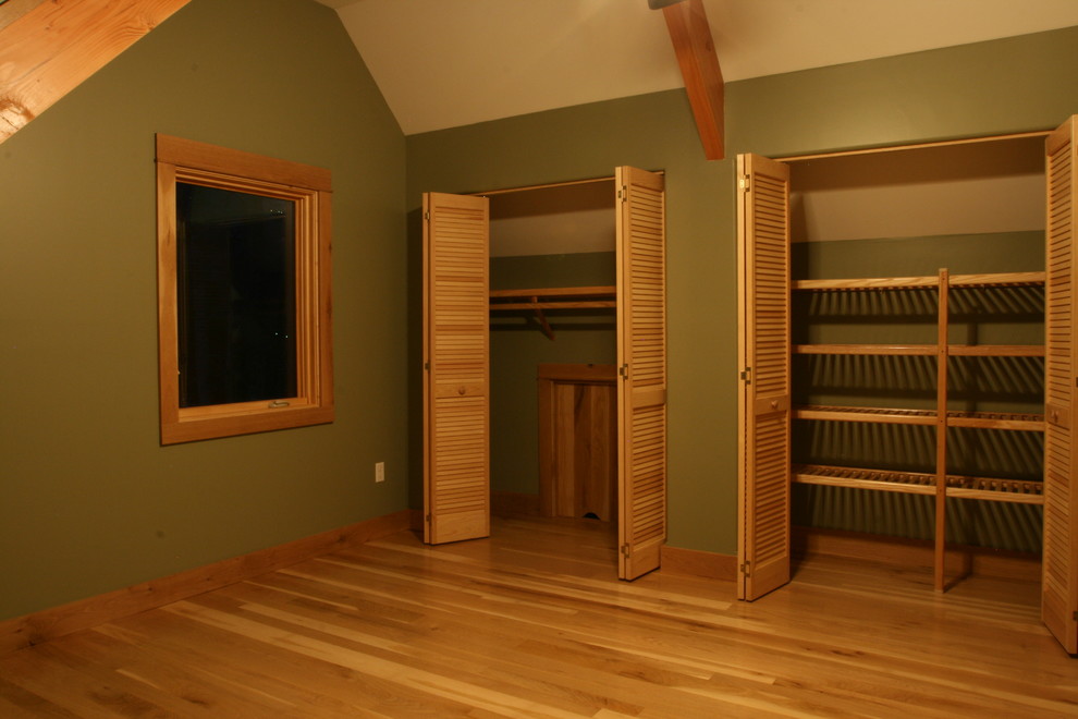 Idéer för ett mellanstort klassiskt huvudsovrum, med gröna väggar, mellanmörkt trägolv och brunt golv