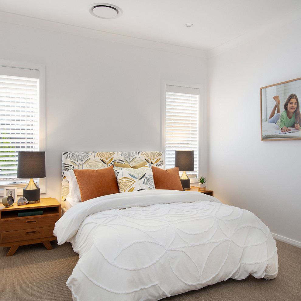 Foto de habitación de invitados retro de tamaño medio con paredes blancas, moqueta y suelo marrón