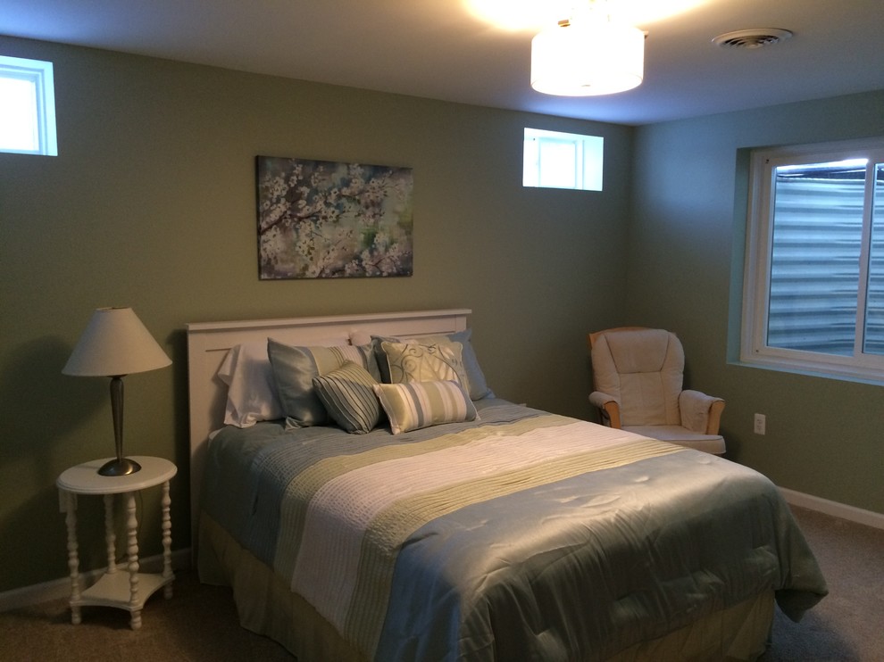 Стильный дизайн: хозяйская спальня среднего размера в классическом стиле с серыми стенами, кирпичным полом и коричневым полом без камина - последний тренд