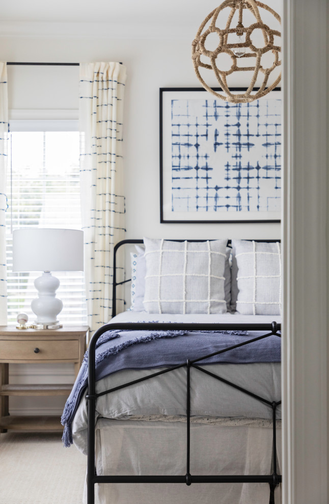 Idéer för stora vintage sovrum, med vita väggar, heltäckningsmatta och beiget golv