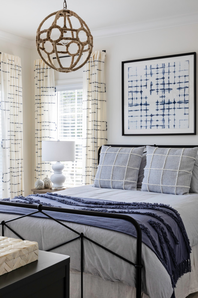 Mittelgroßes Klassisches Schlafzimmer ohne Kamin mit weißer Wandfarbe, Teppichboden und beigem Boden in Orlando