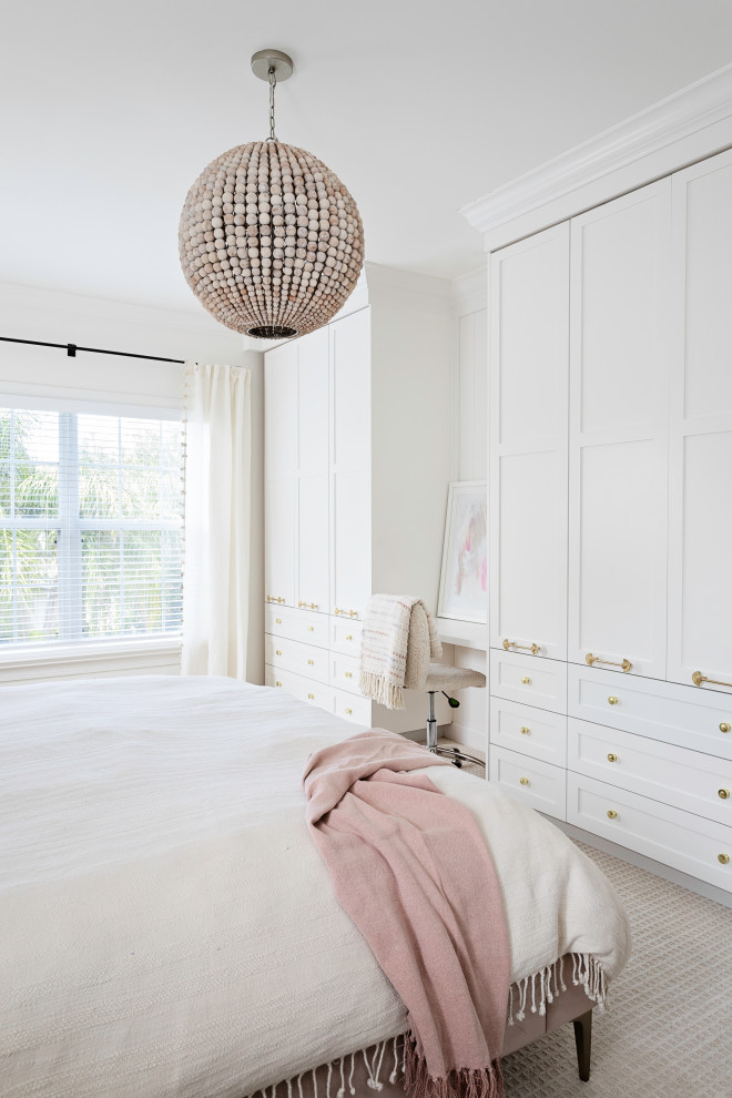 Idéer för ett mellanstort klassiskt sovrum, med vita väggar, heltäckningsmatta och beiget golv
