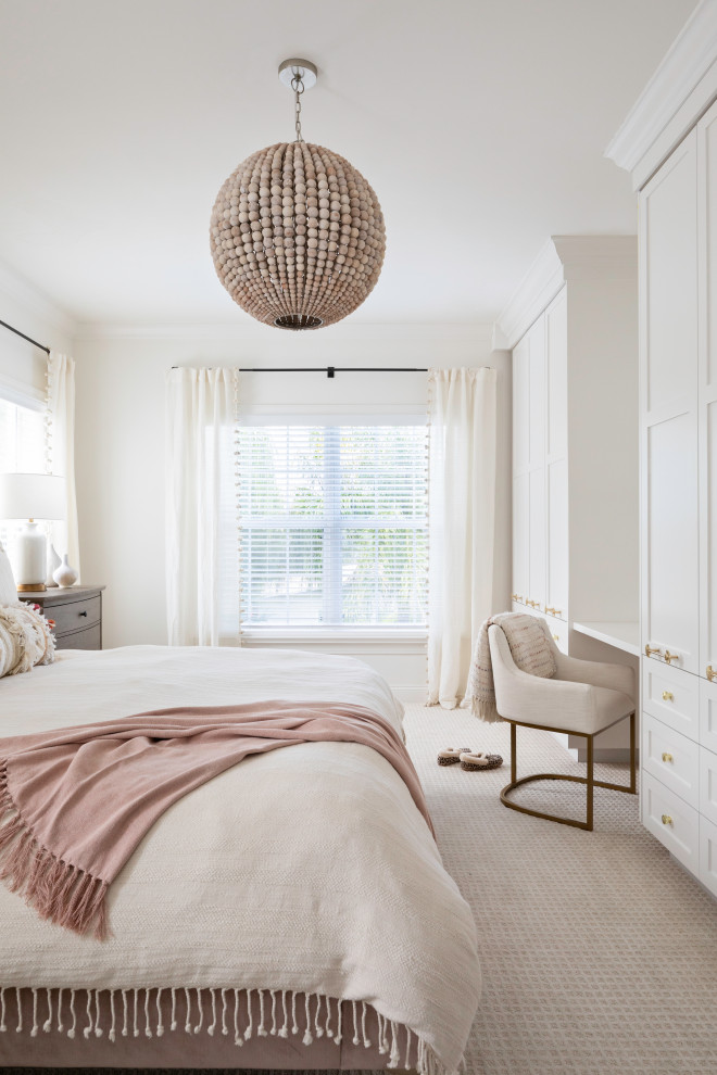 Aménagement d'une chambre avec moquette classique de taille moyenne avec un mur blanc, aucune cheminée et un sol beige.