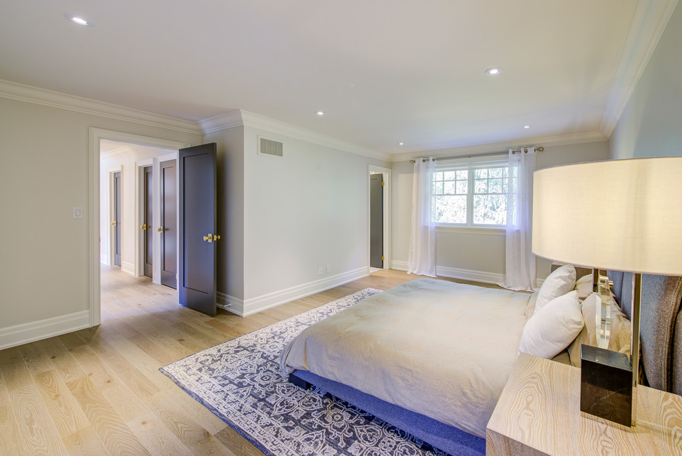 Immagine di una camera da letto chic con parquet chiaro e pavimento beige
