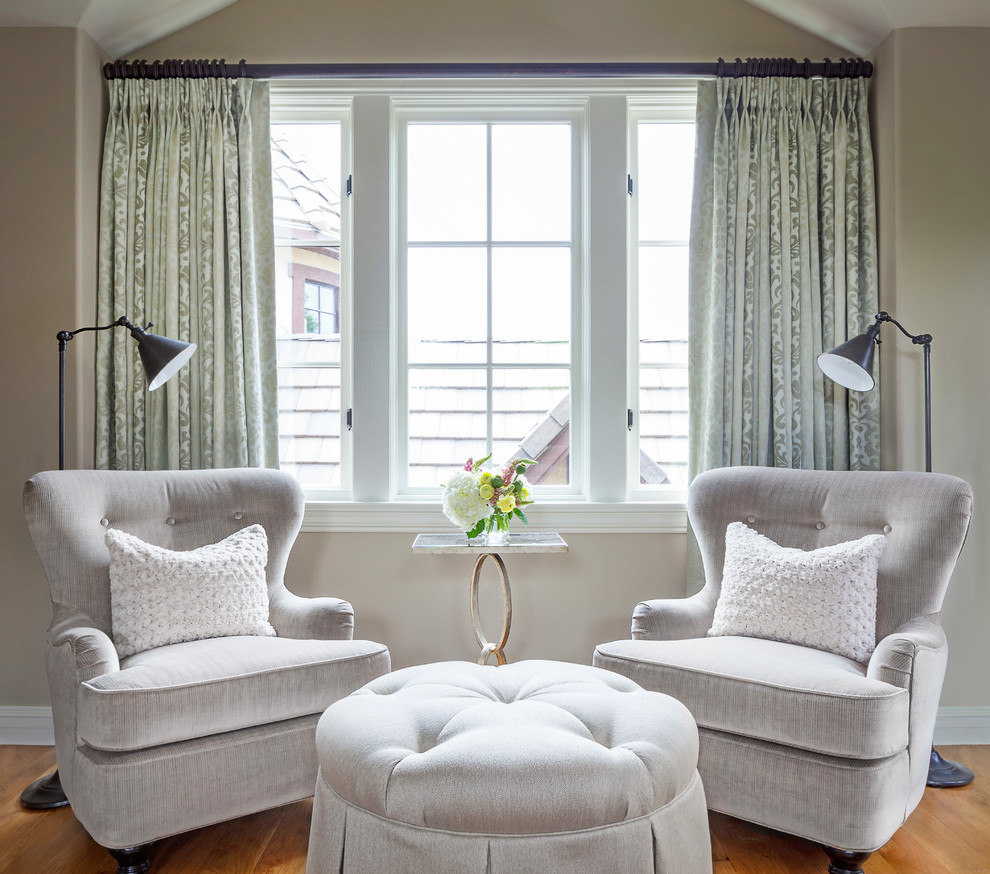Foto de dormitorio principal clásico renovado grande con paredes beige, suelo de madera clara y suelo beige