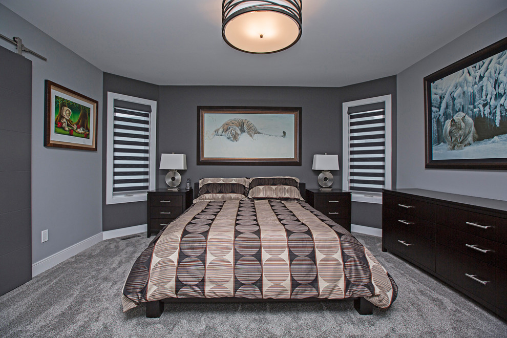 Imagen de dormitorio principal minimalista de tamaño medio sin chimenea con paredes grises, moqueta y suelo gris