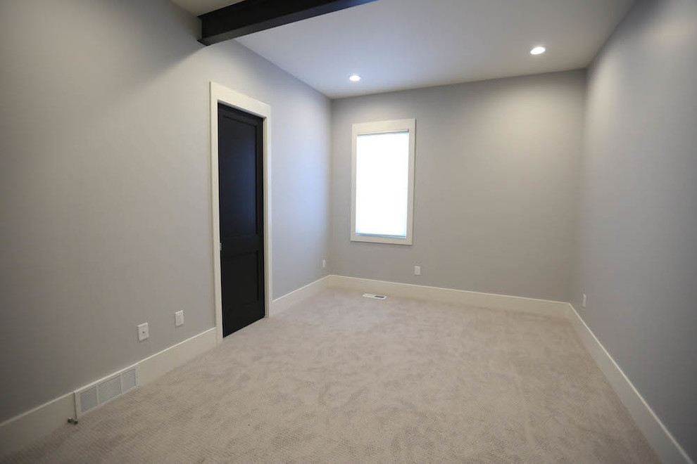 Immagine di una camera matrimoniale minimalista di medie dimensioni con pareti grigie, moquette e nessun camino