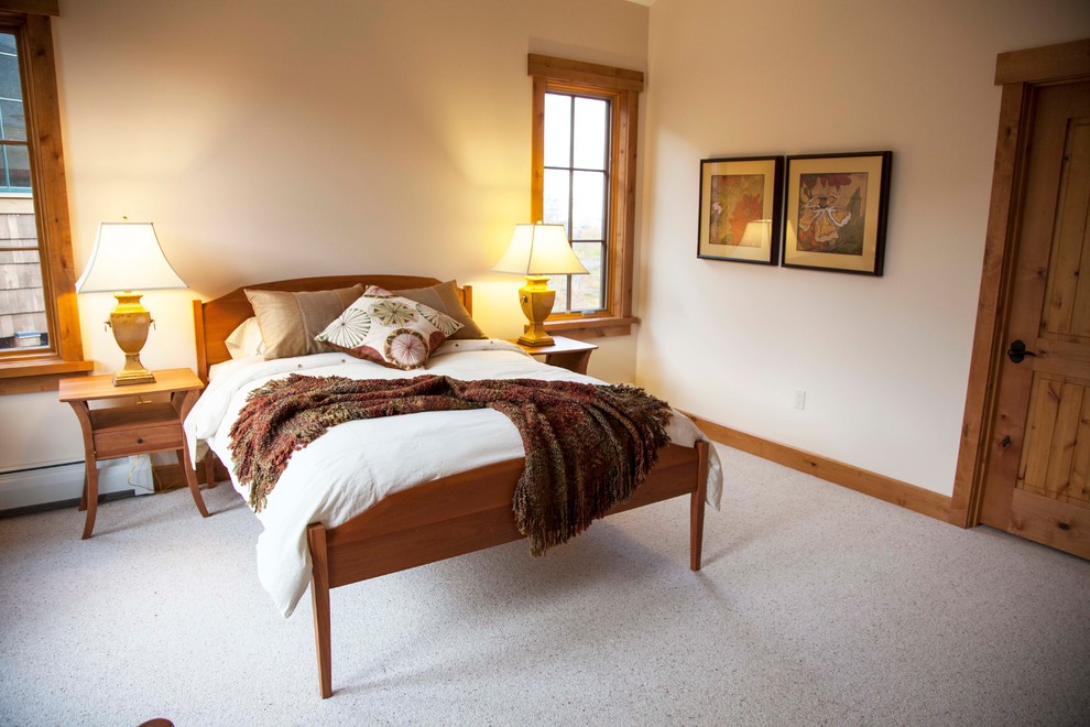 Пример оригинального дизайна: огромная гостевая спальня (комната для гостей) в стиле рустика с бежевыми стенами и ковровым покрытием без камина