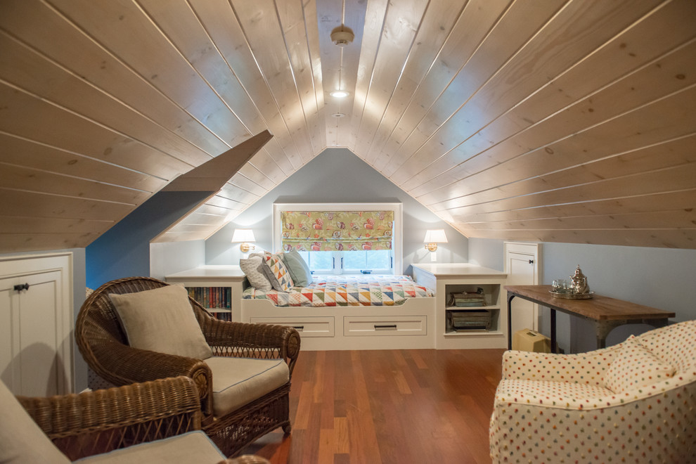 Imagen de dormitorio tipo loft contemporáneo de tamaño medio con paredes azules y suelo de madera en tonos medios