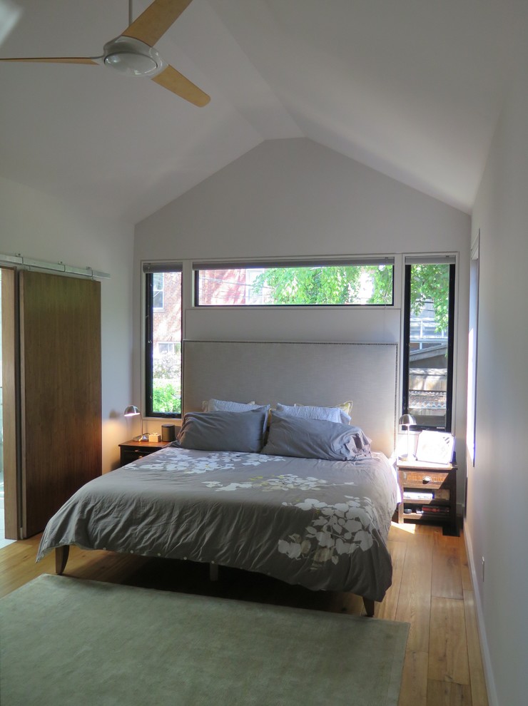 Свежая идея для дизайна: маленькая хозяйская спальня в современном стиле с белыми стенами и паркетным полом среднего тона без камина для на участке и в саду - отличное фото интерьера