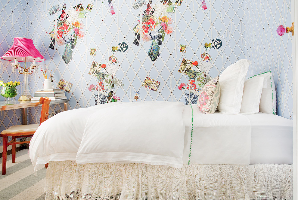 На фото: спальня среднего размера в стиле шебби-шик с разноцветными стенами и ковровым покрытием с