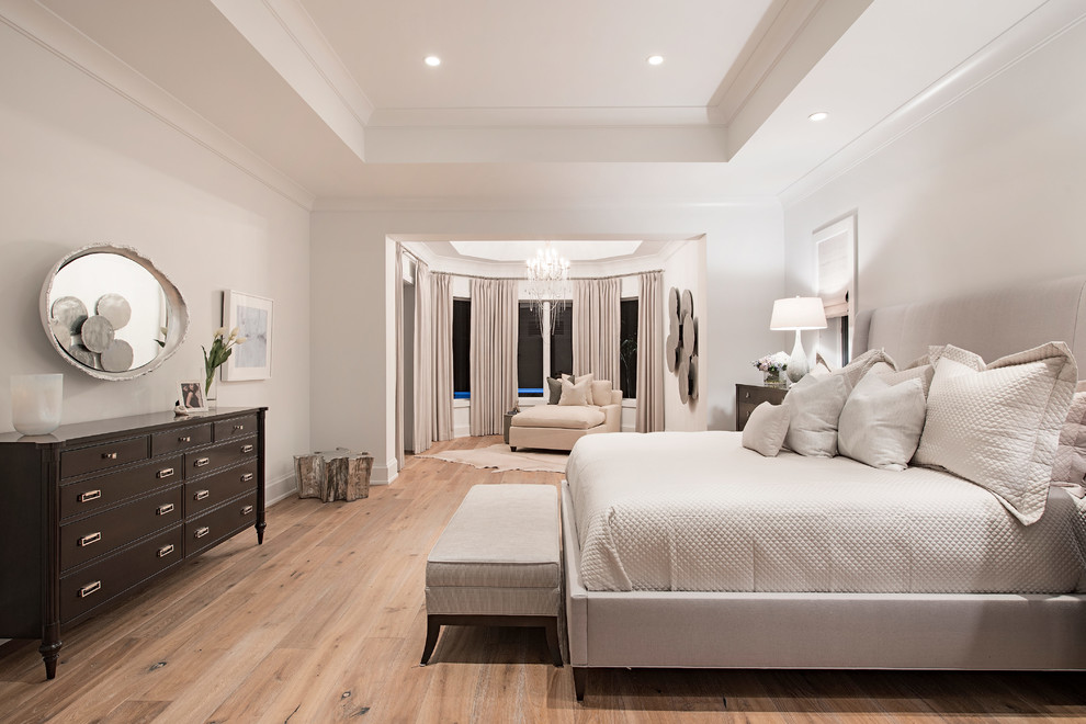 Foto de dormitorio principal clásico renovado grande con paredes blancas y suelo de madera clara
