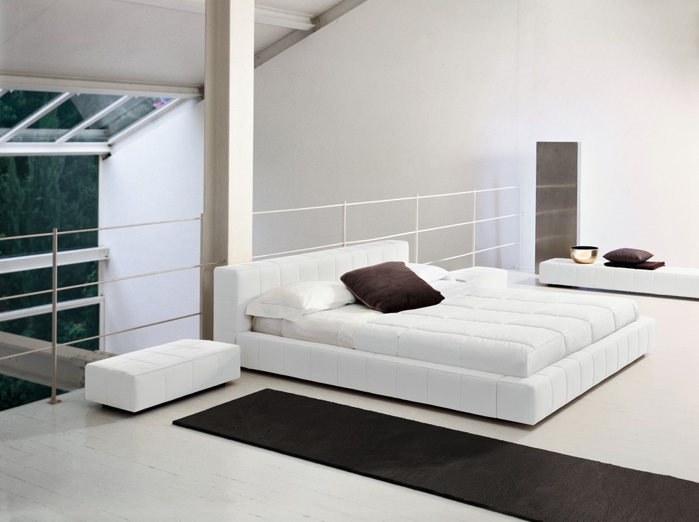 На фото: большая хозяйская спальня в современном стиле с белыми стенами, светлым паркетным полом и белым полом с