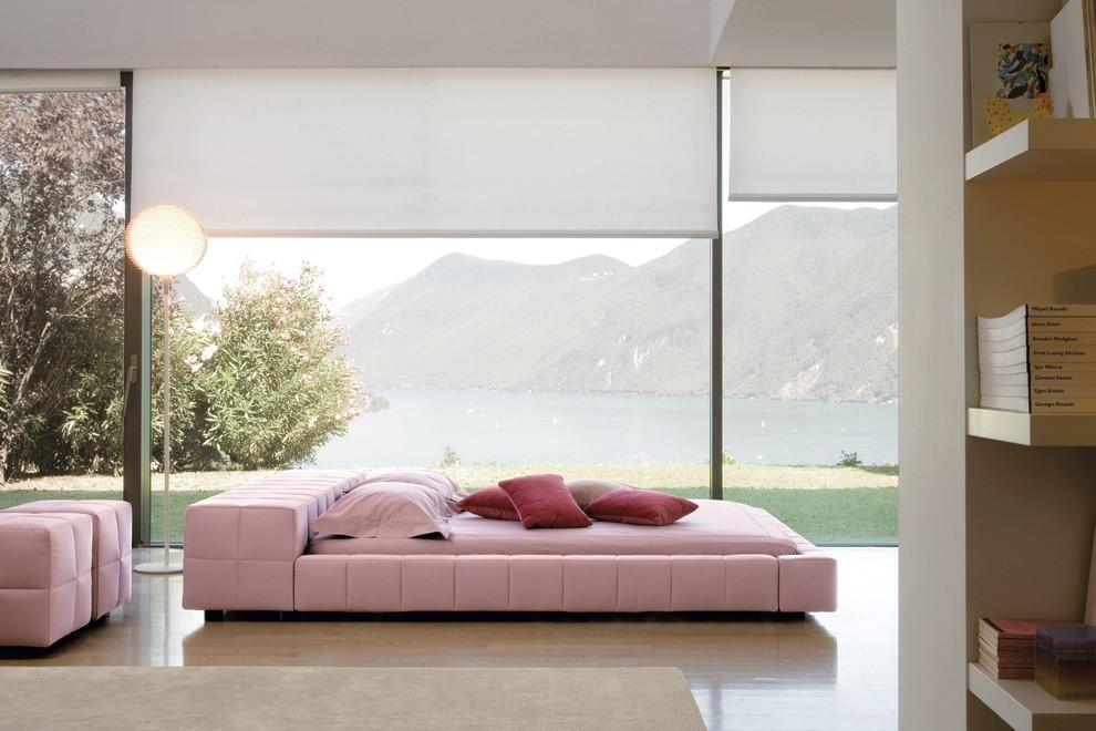 Diseño de dormitorio principal minimalista grande con paredes beige, suelo laminado y suelo beige