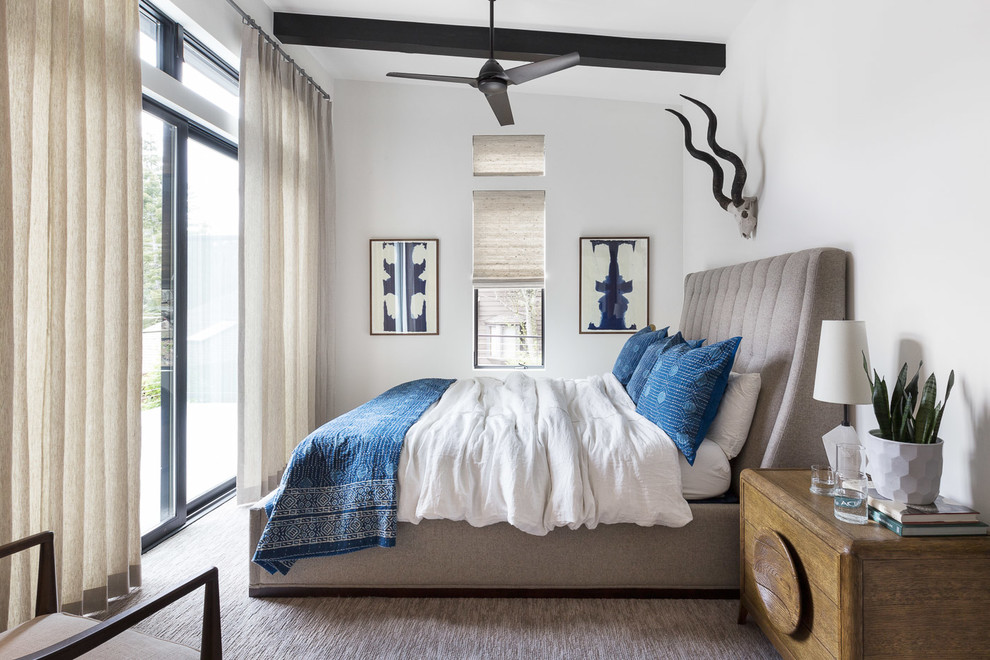 Свежая идея для дизайна: хозяйская спальня в стиле рустика с белыми стенами, ковровым покрытием и серым полом без камина - отличное фото интерьера