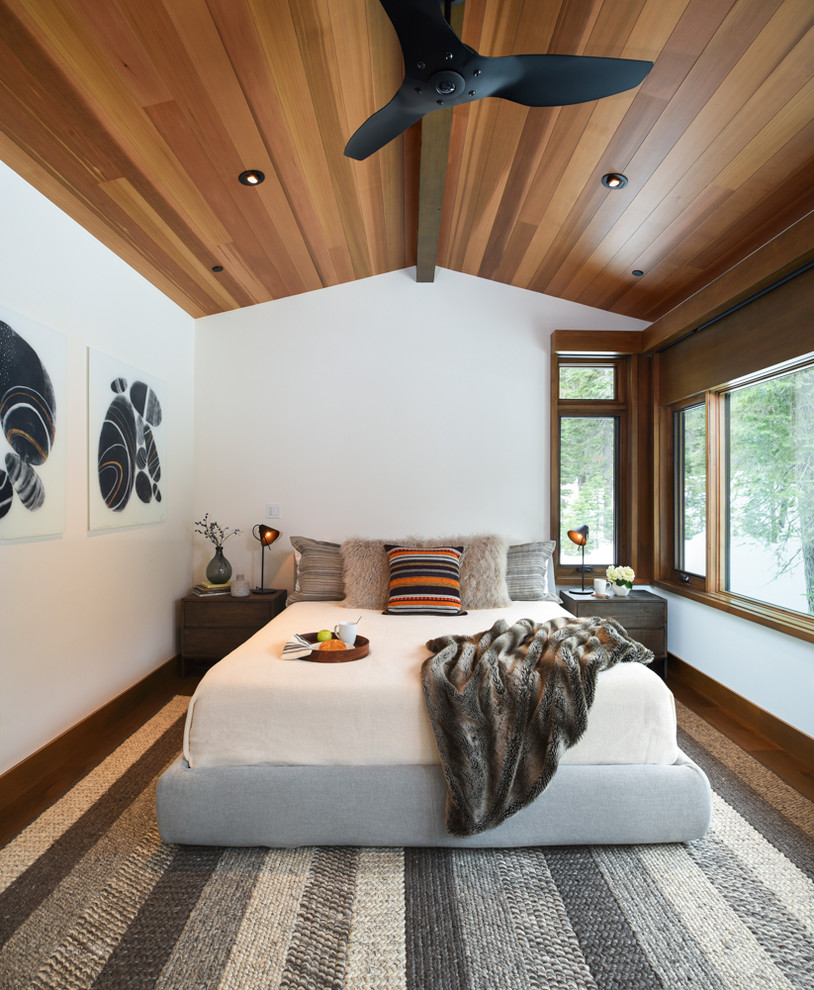 Идея дизайна: хозяйская спальня в стиле рустика с белыми стенами, паркетным полом среднего тона и коричневым полом