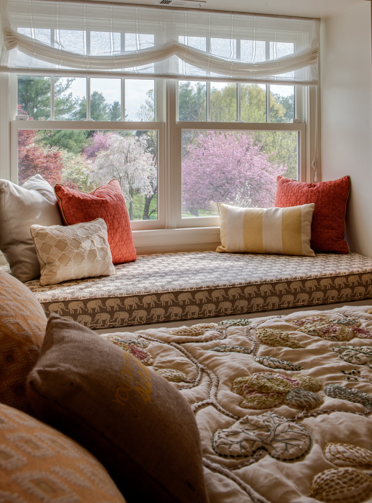 Modelo de habitación de invitados actual de tamaño medio sin chimenea con paredes beige y suelo de madera en tonos medios