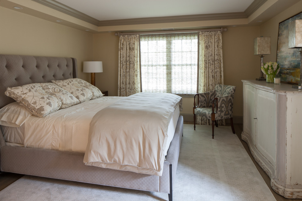 ワシントンD.C.にある中くらいなコンテンポラリースタイルのおしゃれな客用寝室 (ベージュの壁、淡色無垢フローリング、暖炉なし) のインテリア
