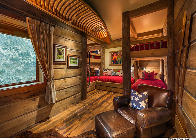Imagen de habitación de invitados rural de tamaño medio con paredes marrones y suelo de madera en tonos medios