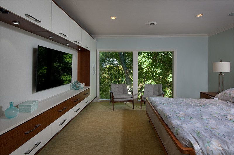 Foto de dormitorio principal contemporáneo de tamaño medio con paredes azules, moqueta y suelo beige