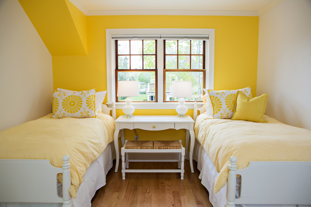 ボストンにある中くらいなトランジショナルスタイルのおしゃれな客用寝室 (黄色い壁、無垢フローリング、暖炉なし、茶色い床) のレイアウト