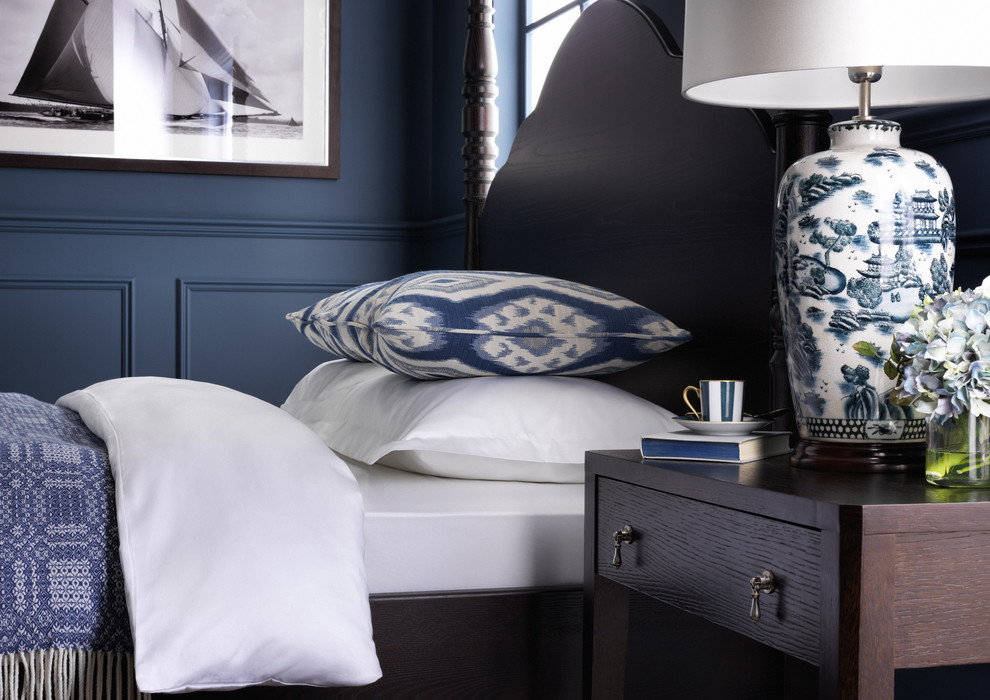 Свежая идея для дизайна: большая хозяйская спальня в морском стиле с синими стенами и темным паркетным полом без камина - отличное фото интерьера