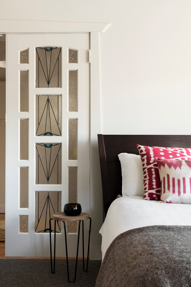 На фото: хозяйская спальня среднего размера в современном стиле с серыми стенами, ковровым покрытием, стандартным камином и фасадом камина из камня с