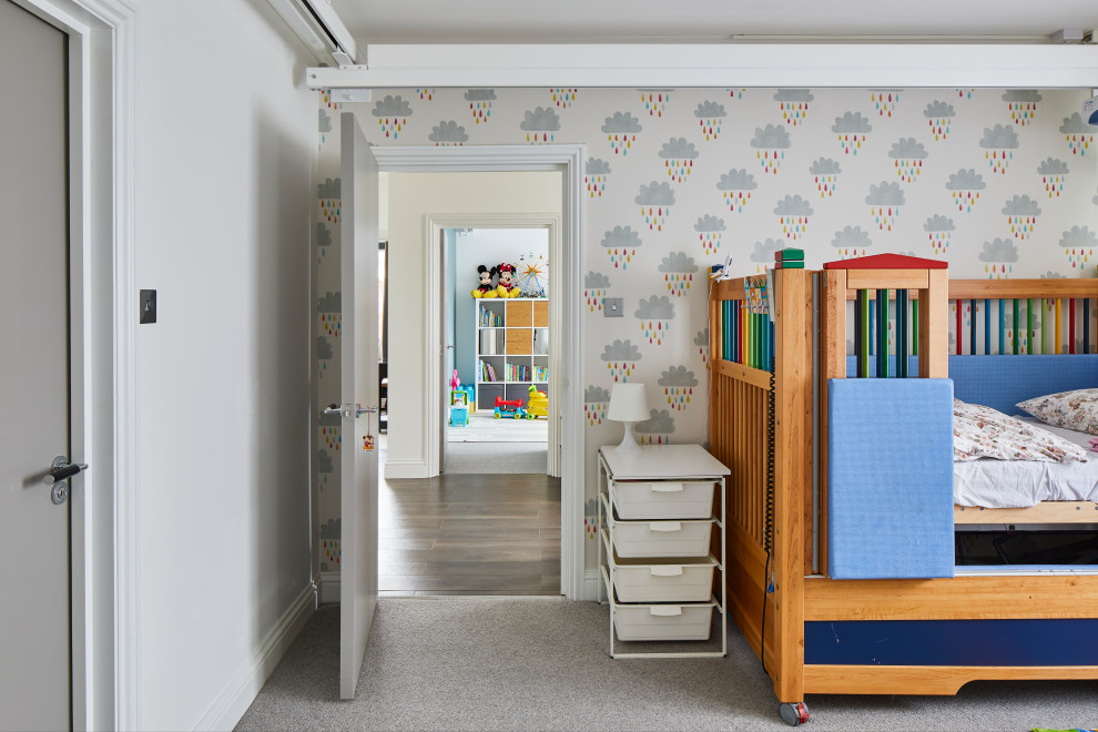 Imagen de dormitorio actual de tamaño medio con paredes multicolor, moqueta y suelo gris