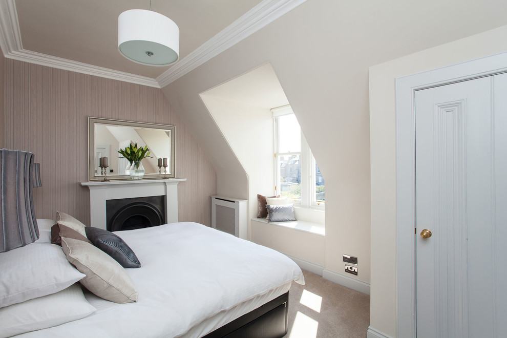 Cette image montre une chambre avec moquette traditionnelle avec un mur beige et une cheminée standard.