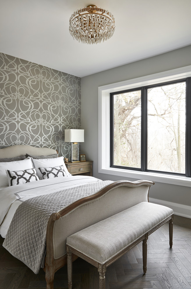 トロントにあるトランジショナルスタイルのおしゃれな寝室 (グレーの壁、濃色無垢フローリング、茶色い床、グレーとブラウン) のインテリア