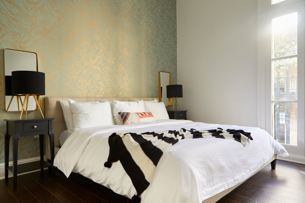 Imagen de dormitorio bohemio con paredes multicolor y suelo de madera oscura