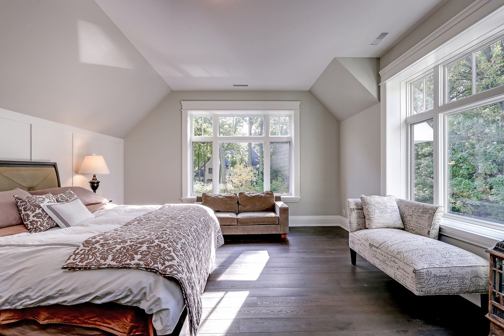 Exemple d'une chambre parentale chic de taille moyenne avec un mur gris, un sol en bois brun, aucune cheminée et un sol marron.