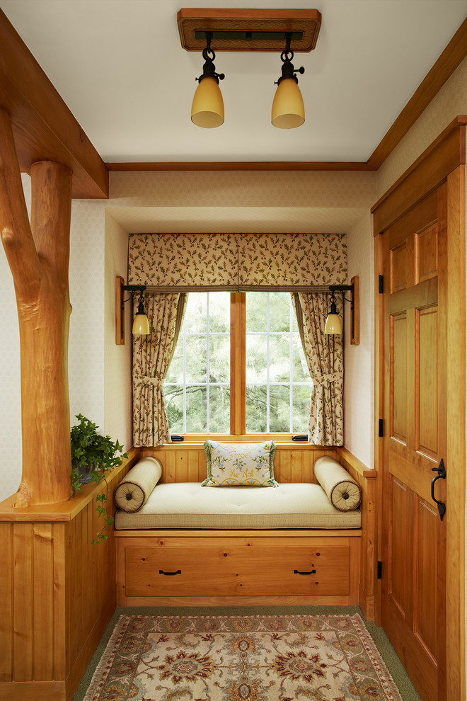 Imagen de dormitorio principal rural sin chimenea con paredes beige y moqueta
