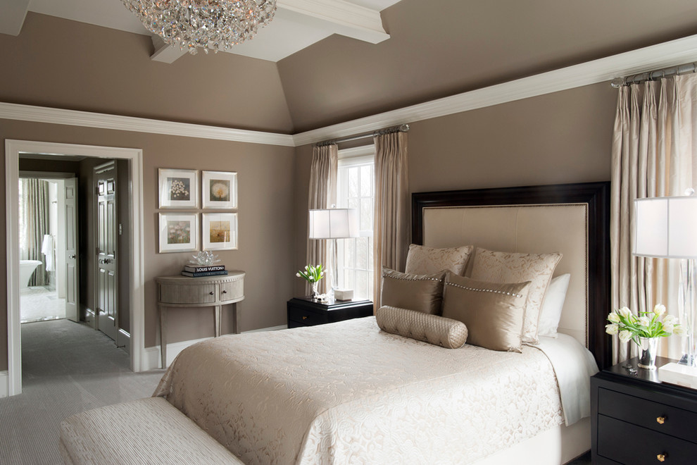 Стильный дизайн: хозяйская спальня в стиле неоклассика (современная классика) с бежевыми стенами - последний тренд