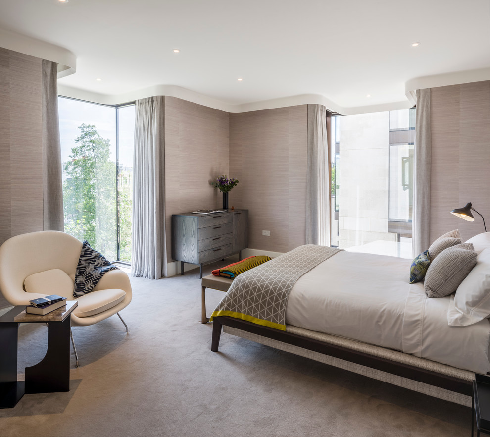 На фото: спальня в современном стиле с серыми стенами и ковровым покрытием
