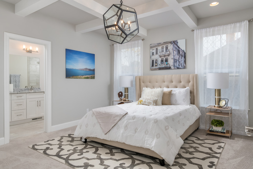 Idee per una camera matrimoniale stile americano di medie dimensioni con pareti grigie, moquette e pavimento beige